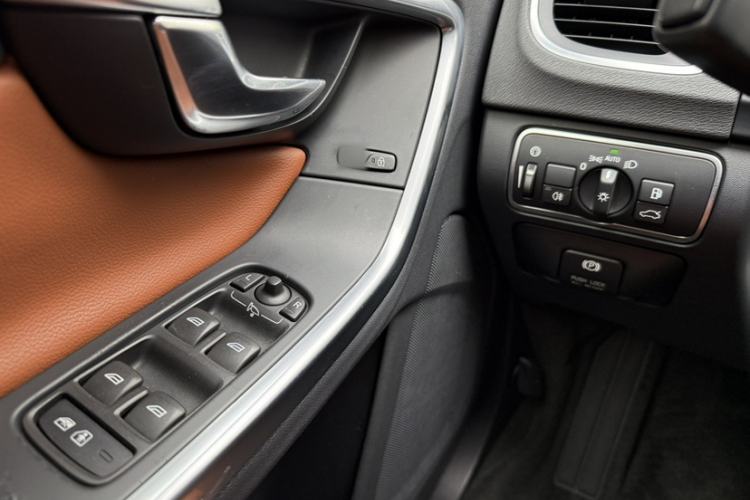 Used Volvo V60 2015 T5 Zhiya Edition Interior 8