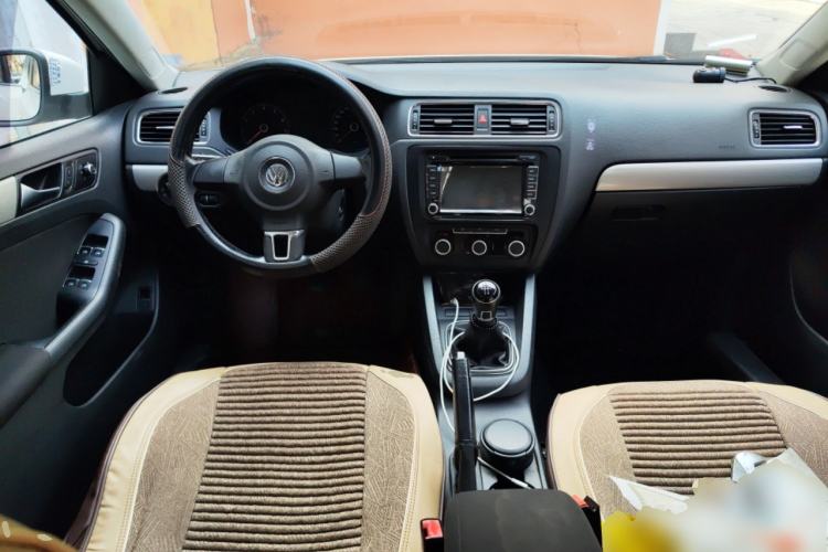 Used Volkswagen Sagitar 2014 Revised Version 1.6L Manual Leading Edition Center Console