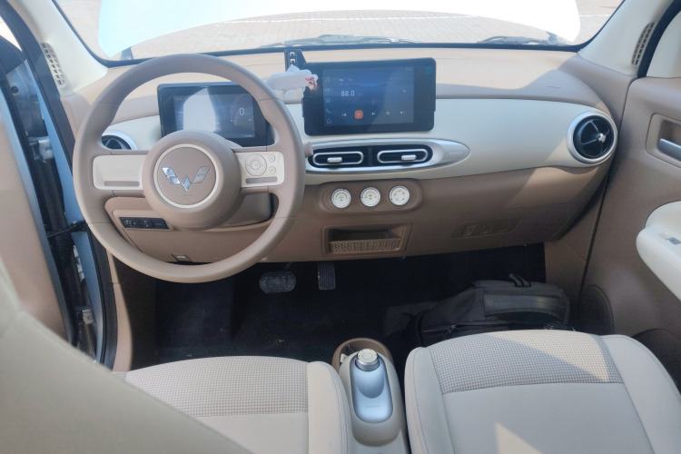 Used Wuling Hongguang MINIEV 2025 Four-Door Version Zhenxiang+ Edition Center Console