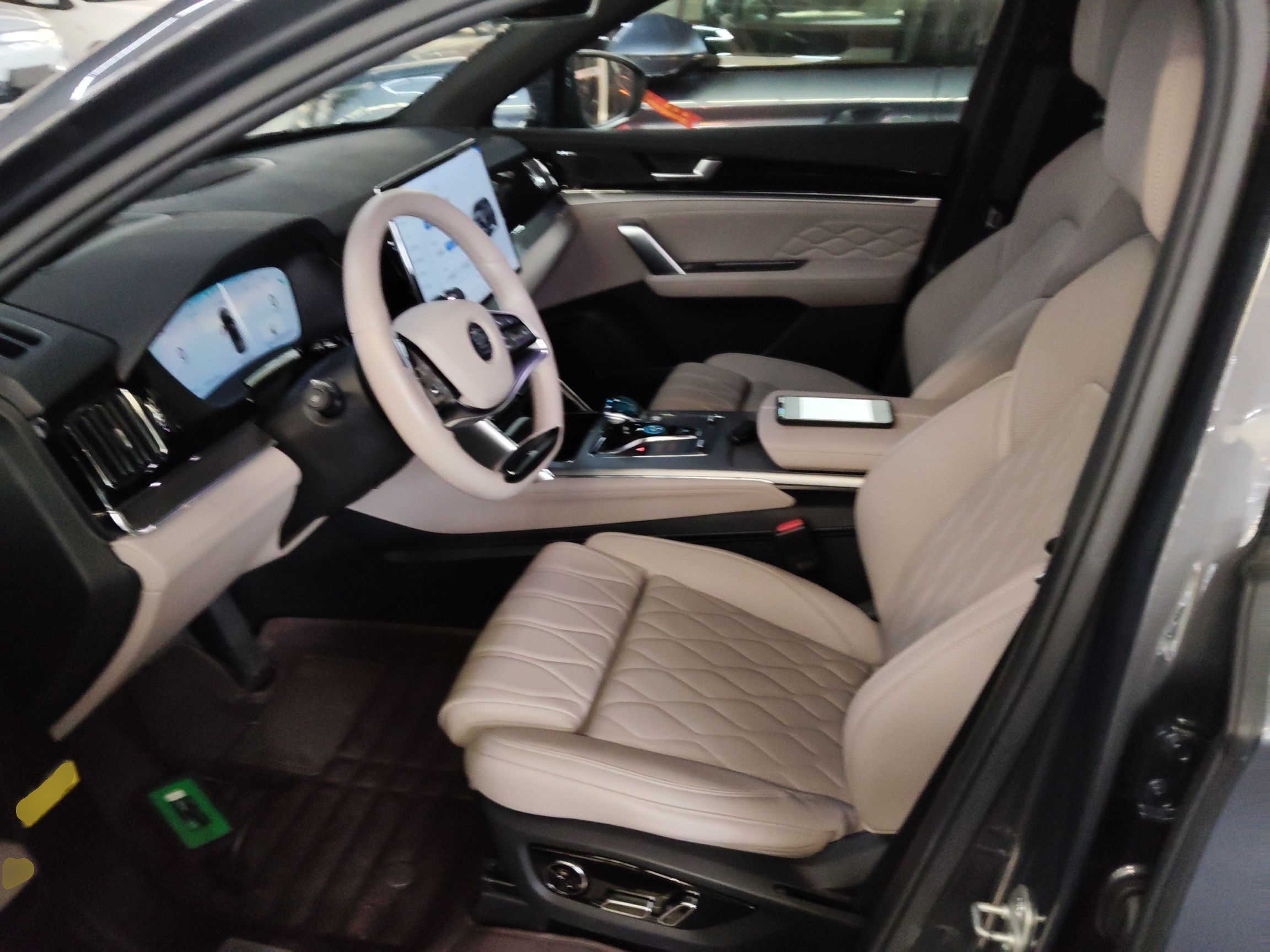 المقاعد الأمامية داخل السيارة