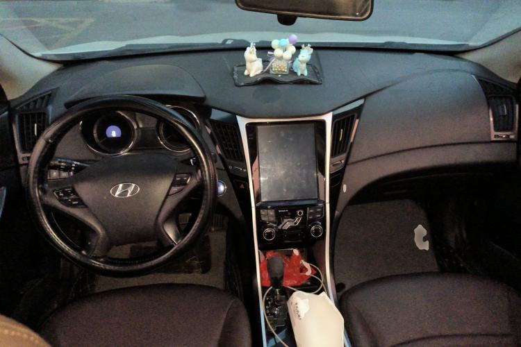 Used Hyundai Sonata 2013 2.4L Automatic Leading Edition China IV Standard Center Console