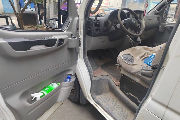 Used Dongfeng Yufeng 2018 2.3T Logistics Vehicle A100 Luxury Edition Short Wheelbase Mid-Roof Design 5–9 Seater
