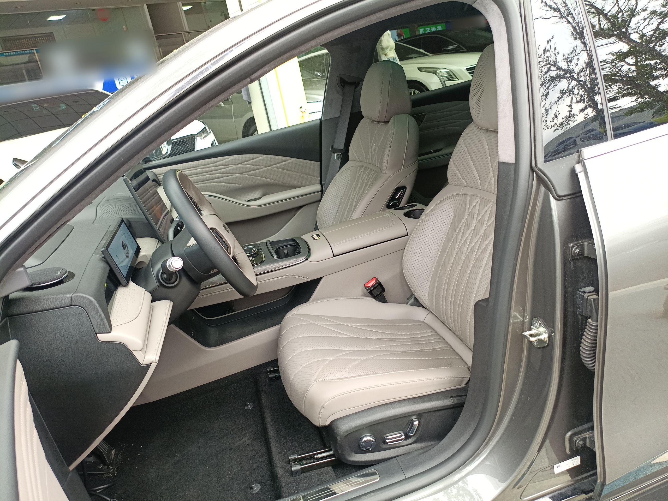 Переднее сиденье в автомобиле