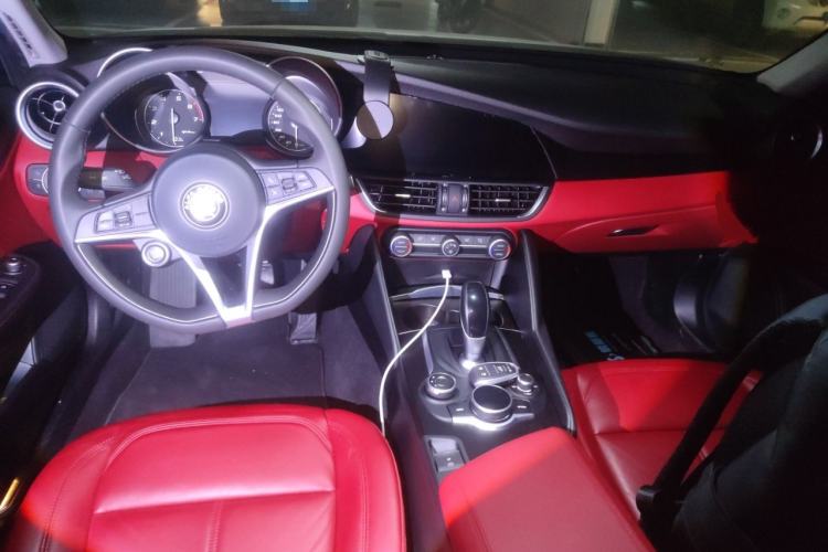 Used Alfa Romeo Giulia 2017 2.0T 200HP Luxury Edition Center Console