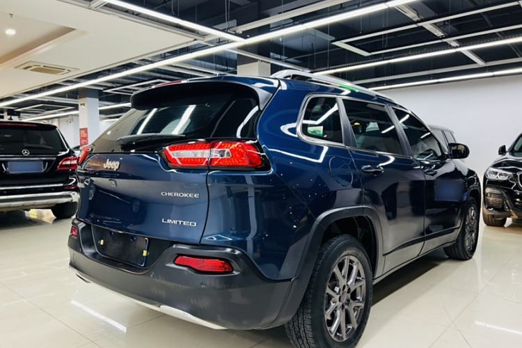 Used Jeep Cherokee 2020 2.0L Two-Wheel Drive Classic Sports Edition