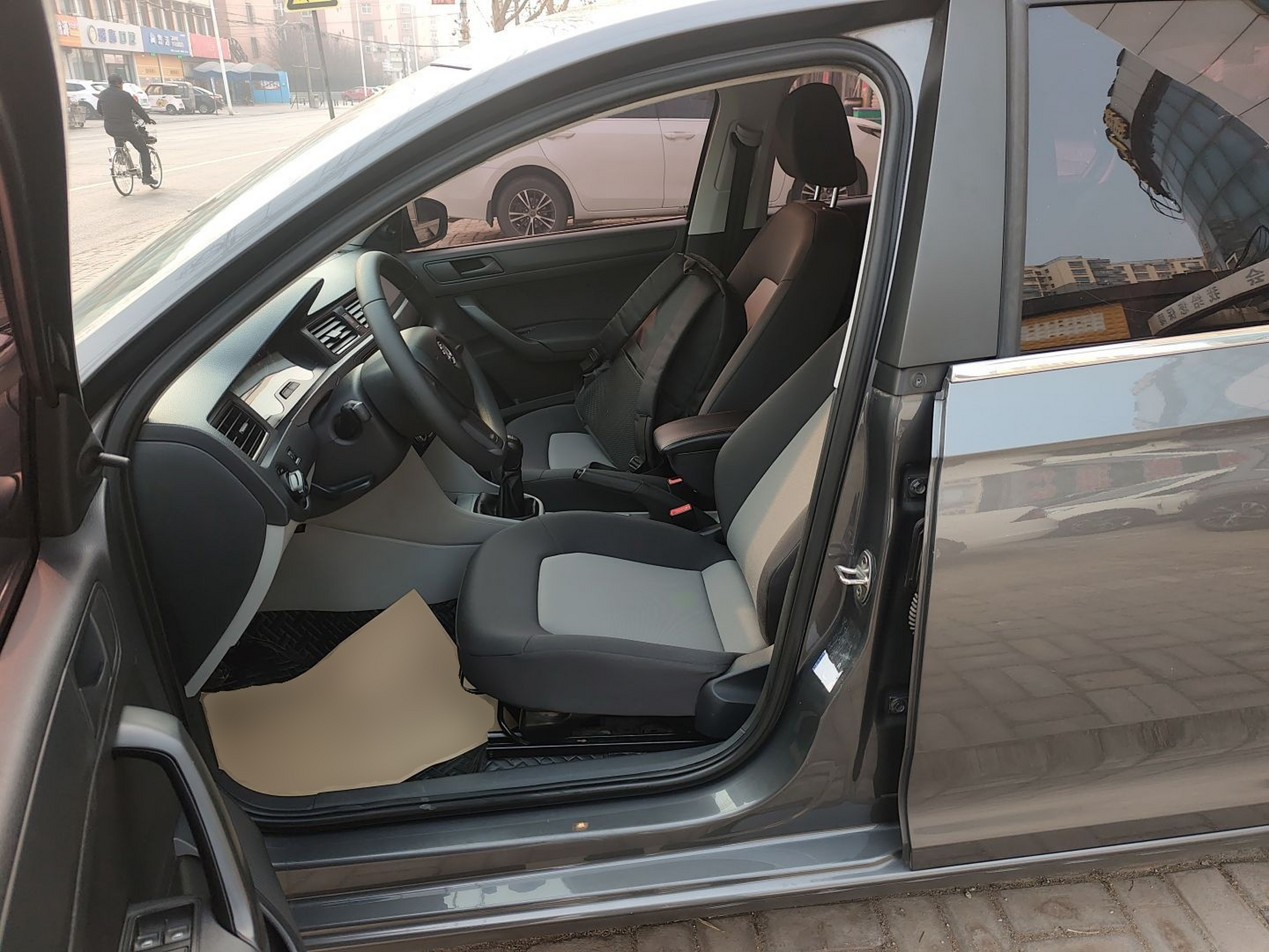 Переднее сиденье в автомобиле