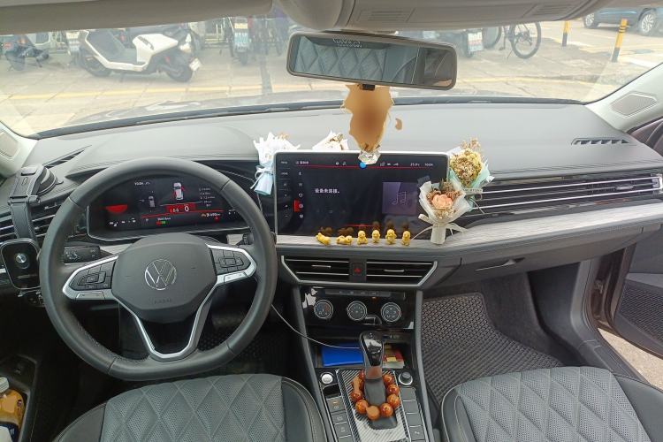 Used Volkswagen Sagitar 2023 300TSI DSG Excellence Edition Center Console