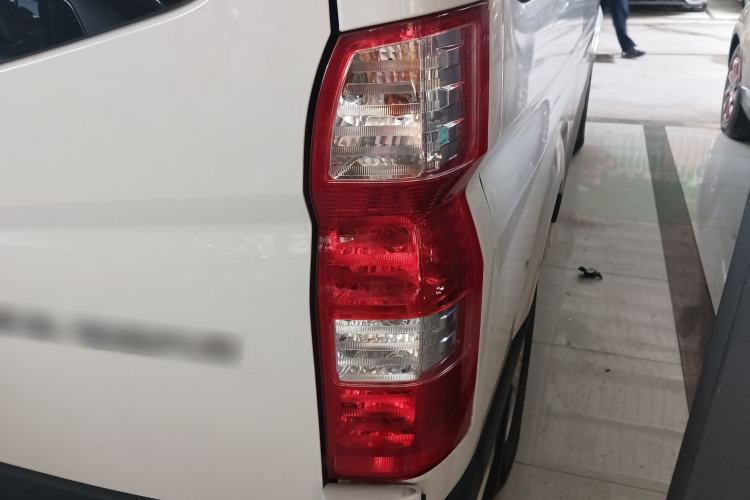 Used Foton Toano 2023 2.0T Manual Urban Version Short Wheelbase Mid-Height Design with Single Rear Tire—5/6/9 Seater Right Rear Taillight