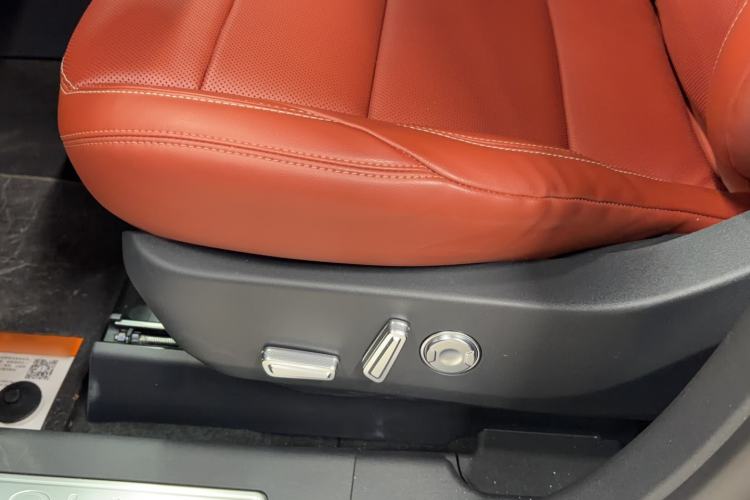 Used Lincoln Nautilus 2025 2.0T All-Wheel-Drive Luxury Hybrid Edition Interior 1