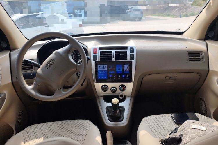 Used Hyundai Tucson 2009 2.0L Manual Two-Wheel Drive Fashion Edition Center Console