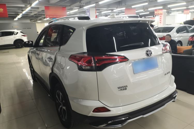 Used Toyota RAV4 2016 2.0L CVT Two-Wheel Drive Fashion Edition China V Standard Exterior 2