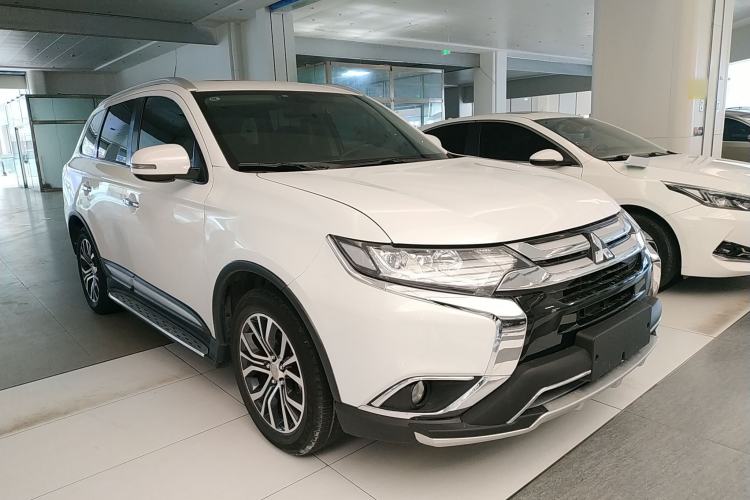 Used Mitsubishi Outlander 2018 2.4L 4x4 Elite Edition 5 Seats Front Right 45 Deg
