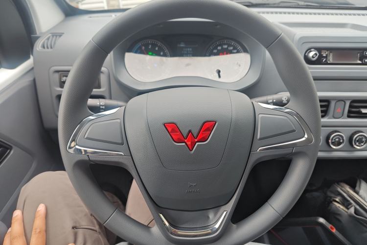 Used Wuling Yangguang 2024 300KM Comfort Version Passenger Van 75kW