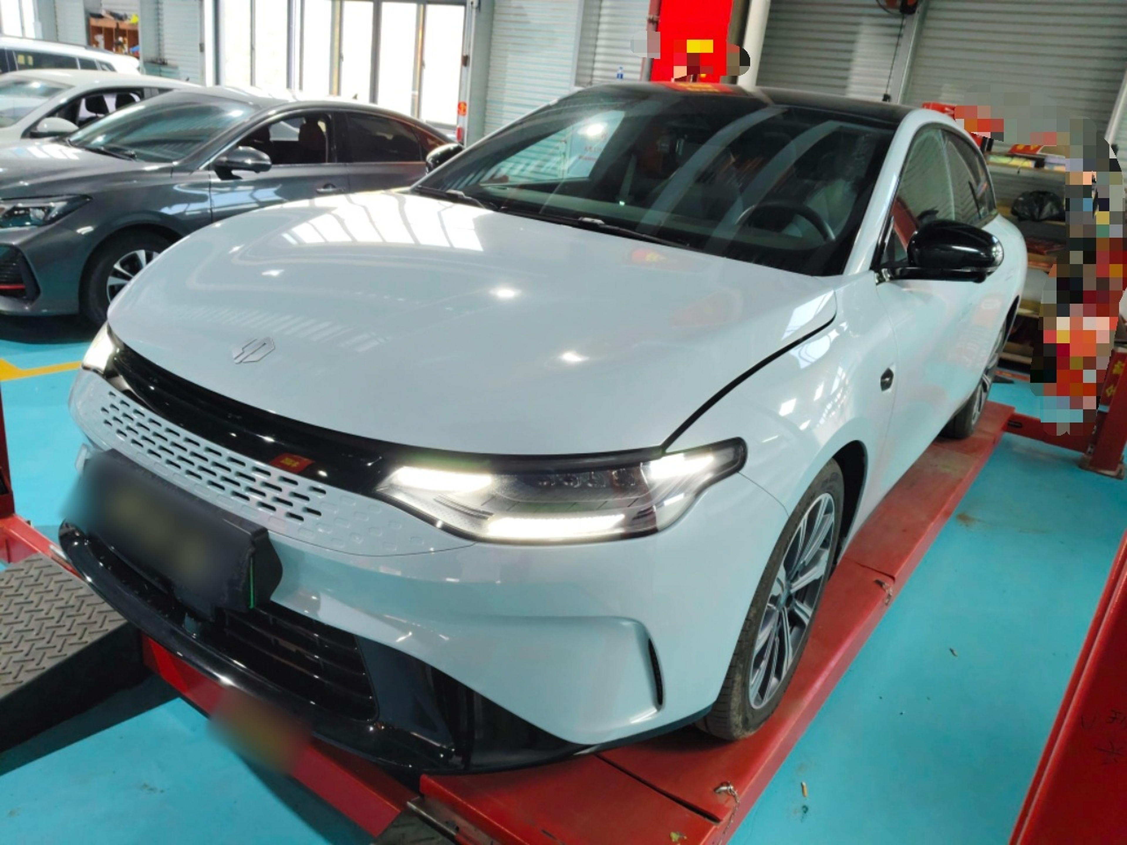 تحت مقدمة السيارة