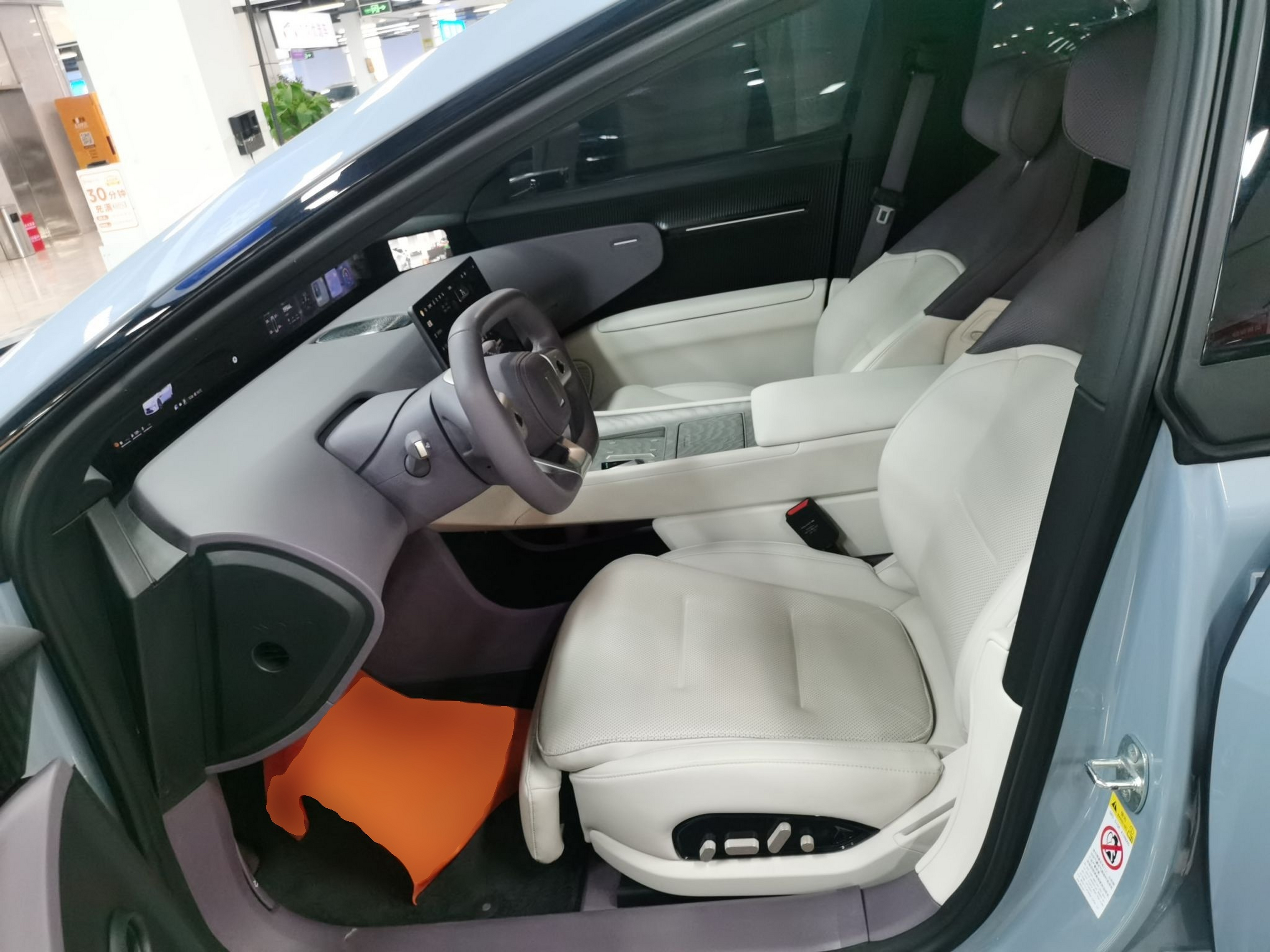 Переднее сиденье в автомобиле