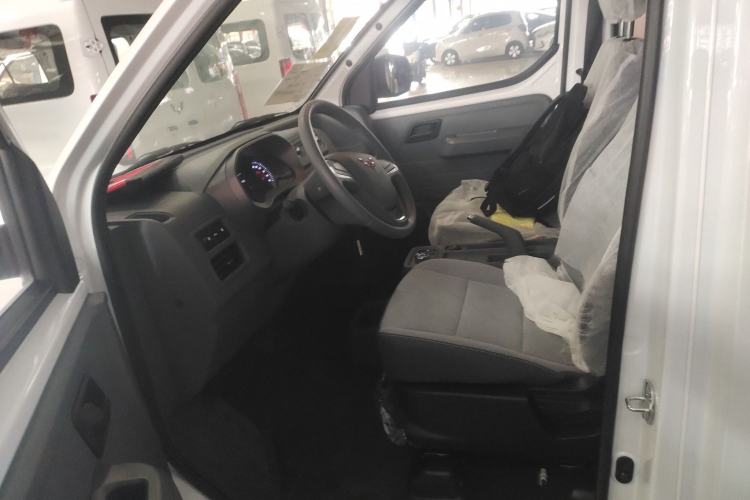 Used Wuling Yangguang 2024 300km Comfort-Grade Passenger Van 60kW Left Front Seat