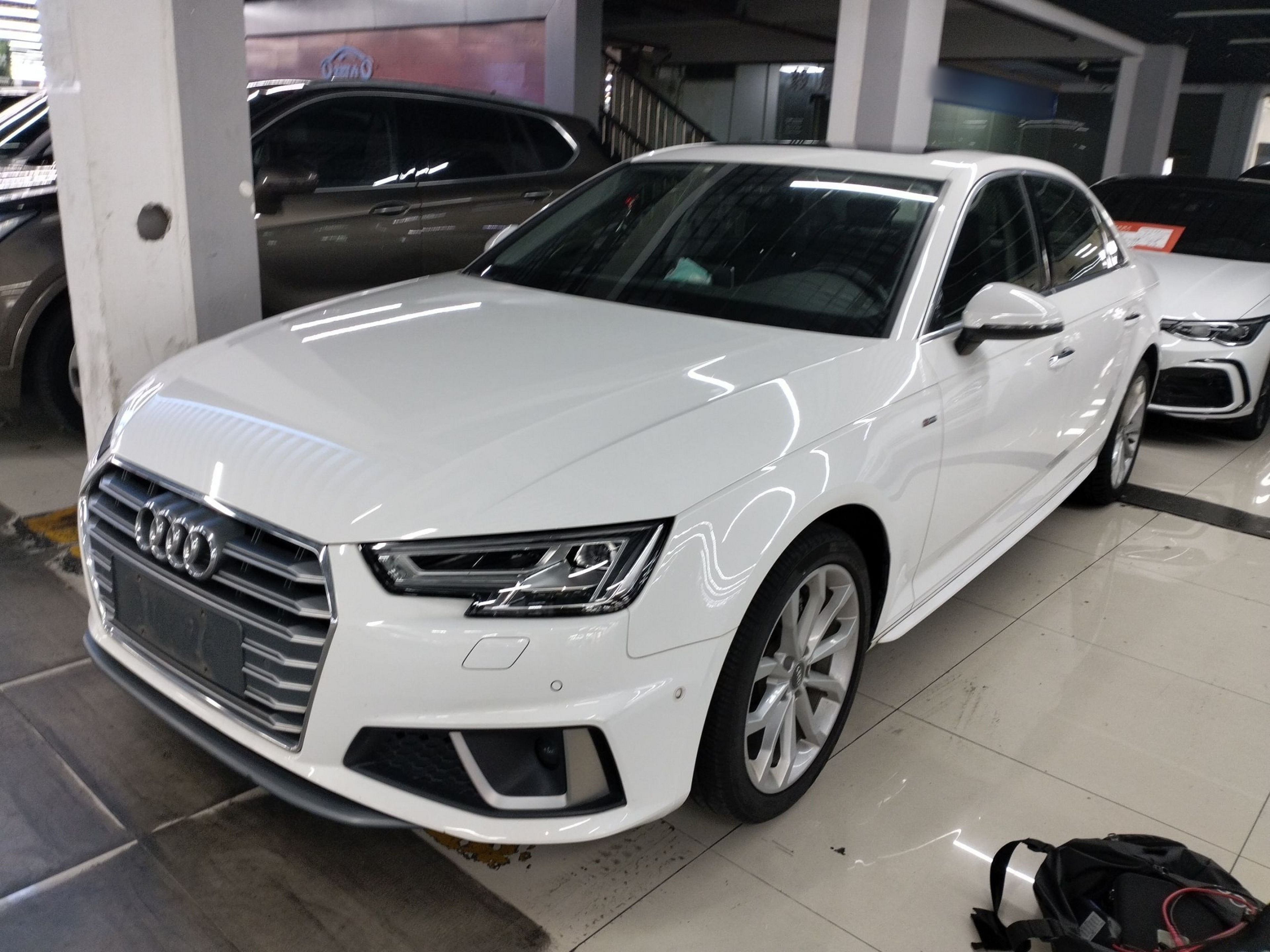 تحت مقدمة السيارة