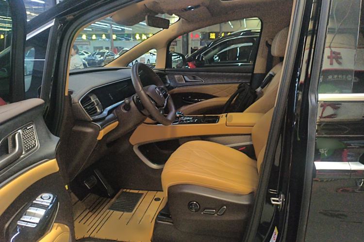 Used Denza D9 2025 DM-i Smart Drive 1020 Four-Wheel Drive Deluxe Model
