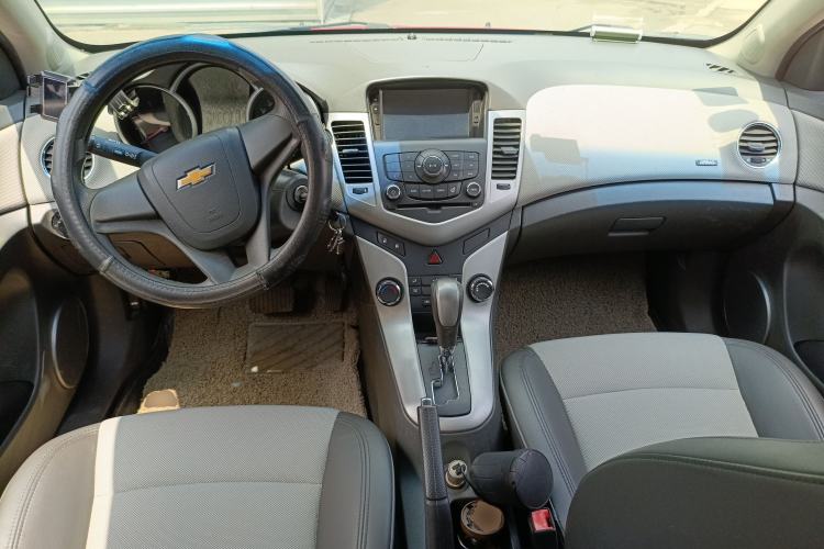 Used Chevrolet Cruze 2013 1.8L SE AT Center Console