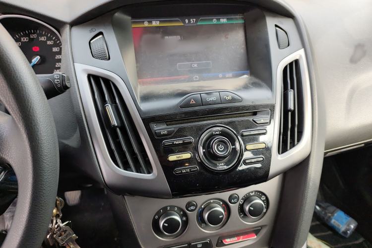 Used Ford Focus 2012 Hatchback 1.6L Manual Comfort Model Audio And AC Panel