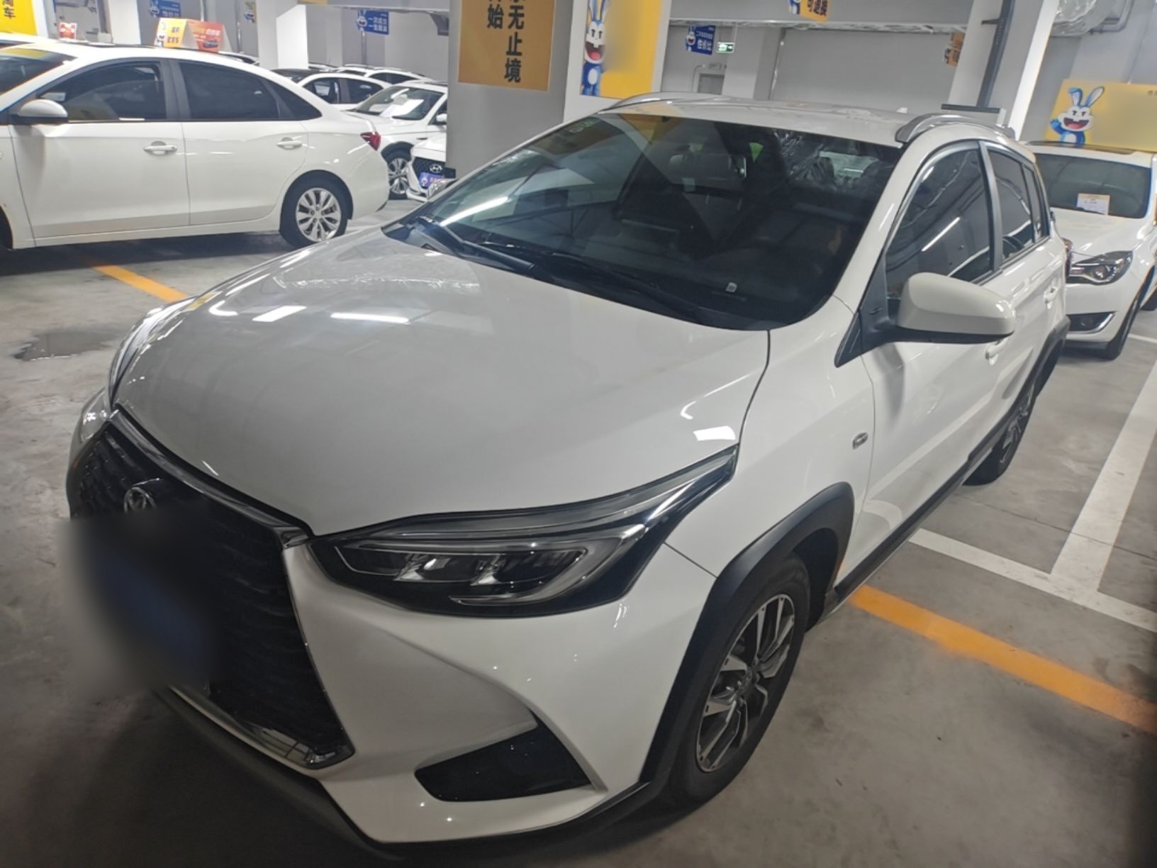 Под передней частью автомобиля