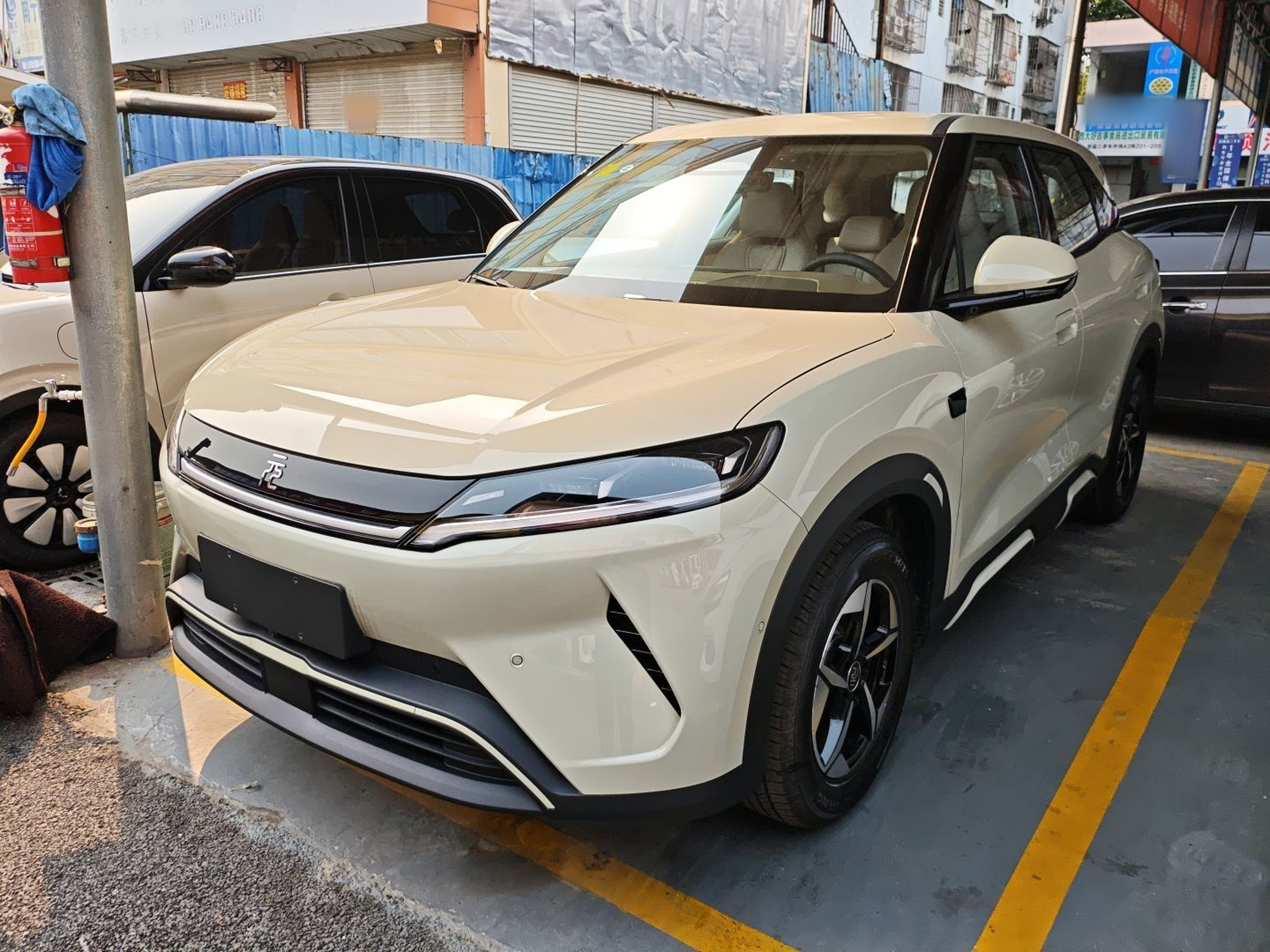 Под передней частью автомобиля