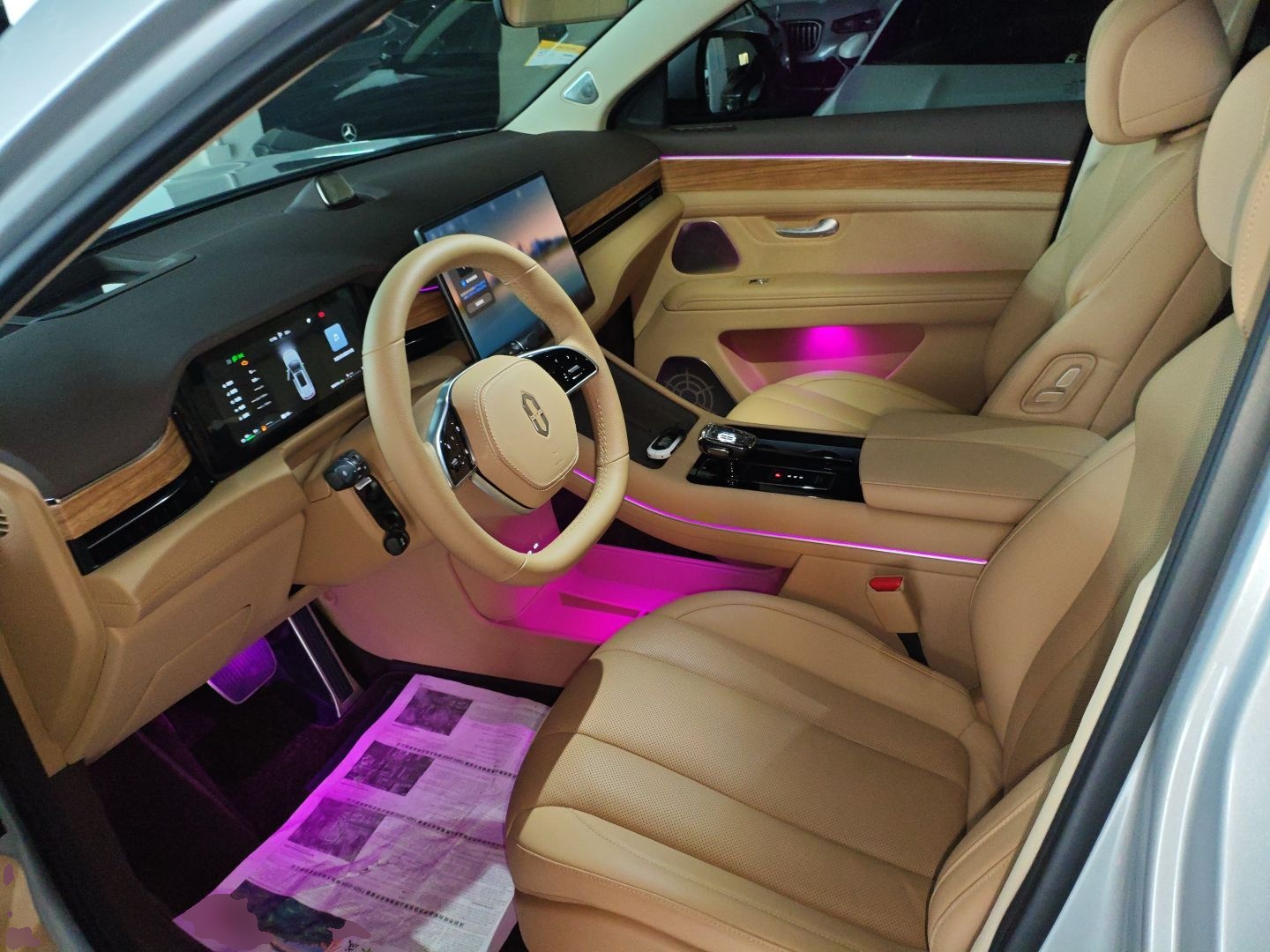 المقاعد الأمامية داخل السيارة