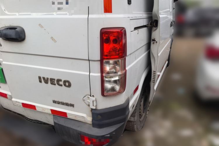 Used Iveco Daily 2017 2.8T V35 Cargo Van Mid-Roof 3/6 Seats 43S5
