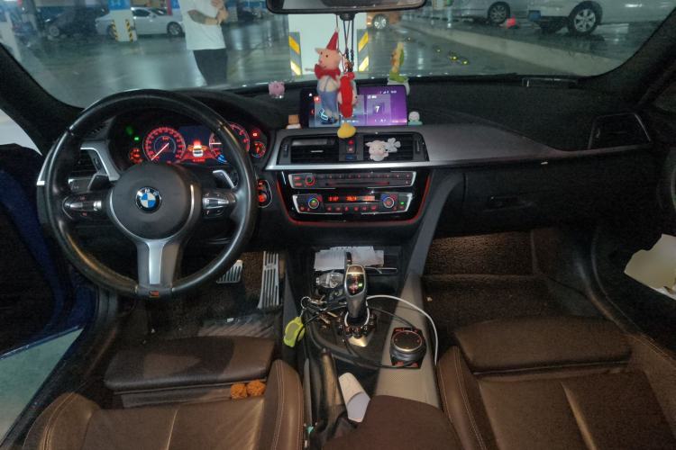 Used BMW 3 Series 2019 320i M Sport Night Edition Center Console