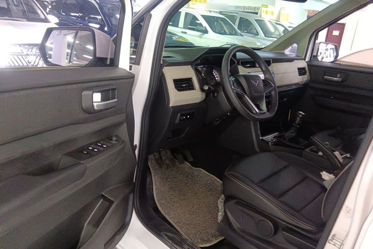 Used Wuling Hongguang PLUS 2020 1.5T Manual Commercial Vehicle 7 Seats Interior 3
