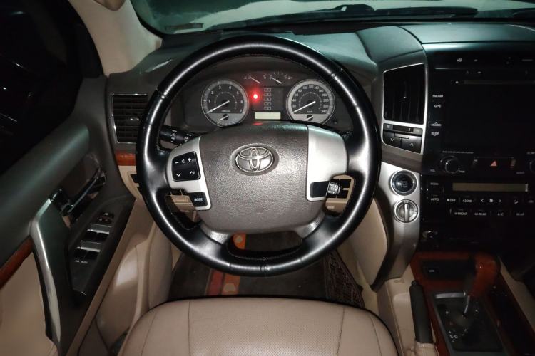 Used Toyota Land Cruiser 2012 4.0L Automatic VX
