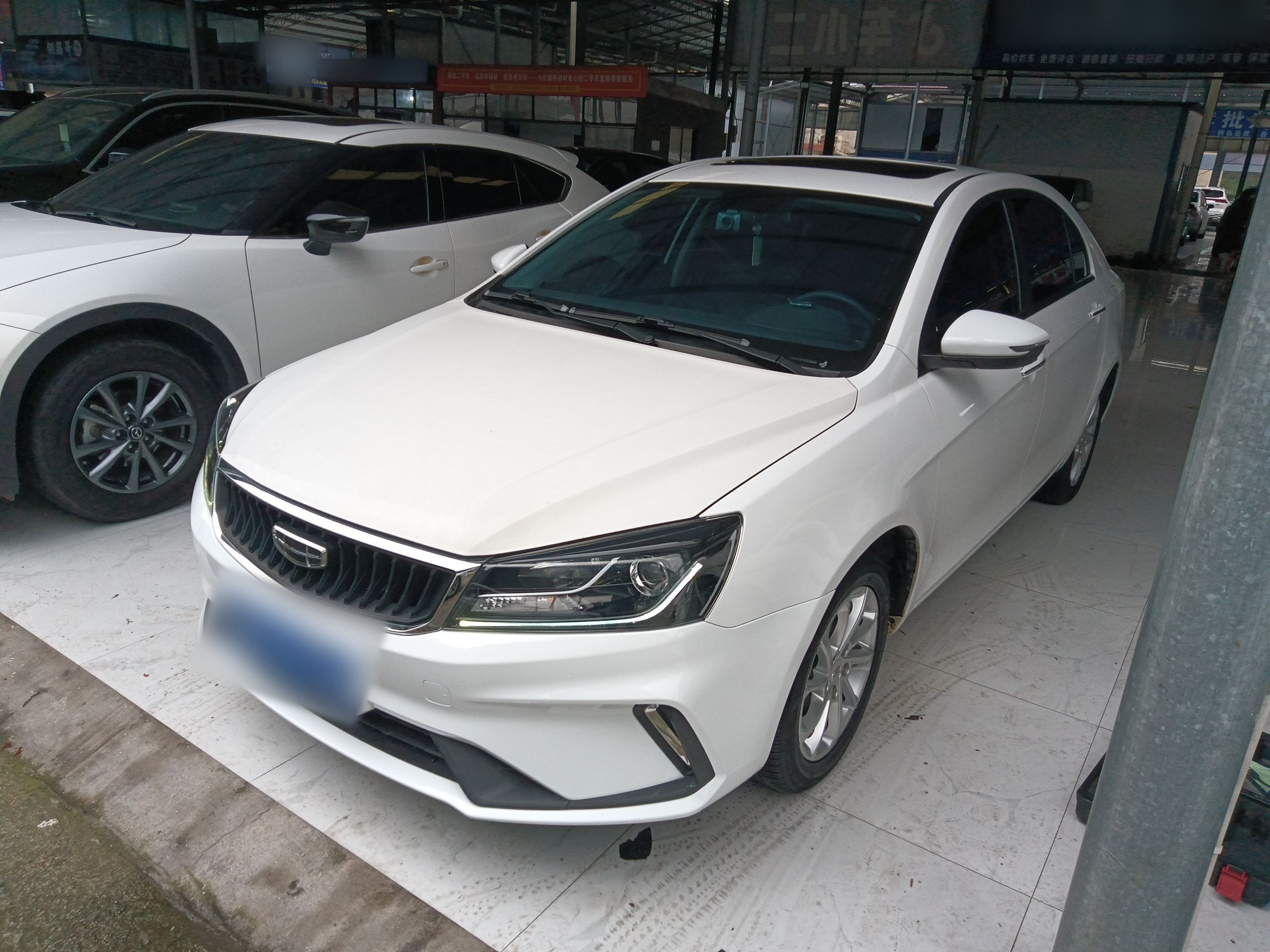 تحت مقدمة السيارة