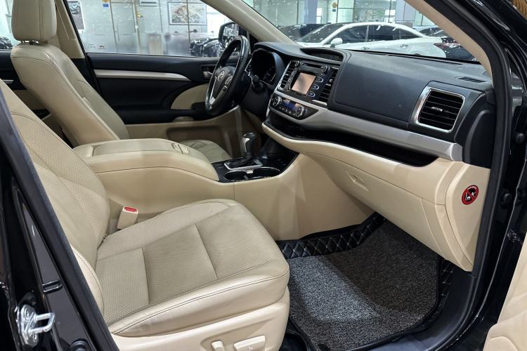Used Toyota Highlander 2018 2.0T Four-Wheel Drive Luxury Edition 7 Seats China V Emission Standard Interior 4