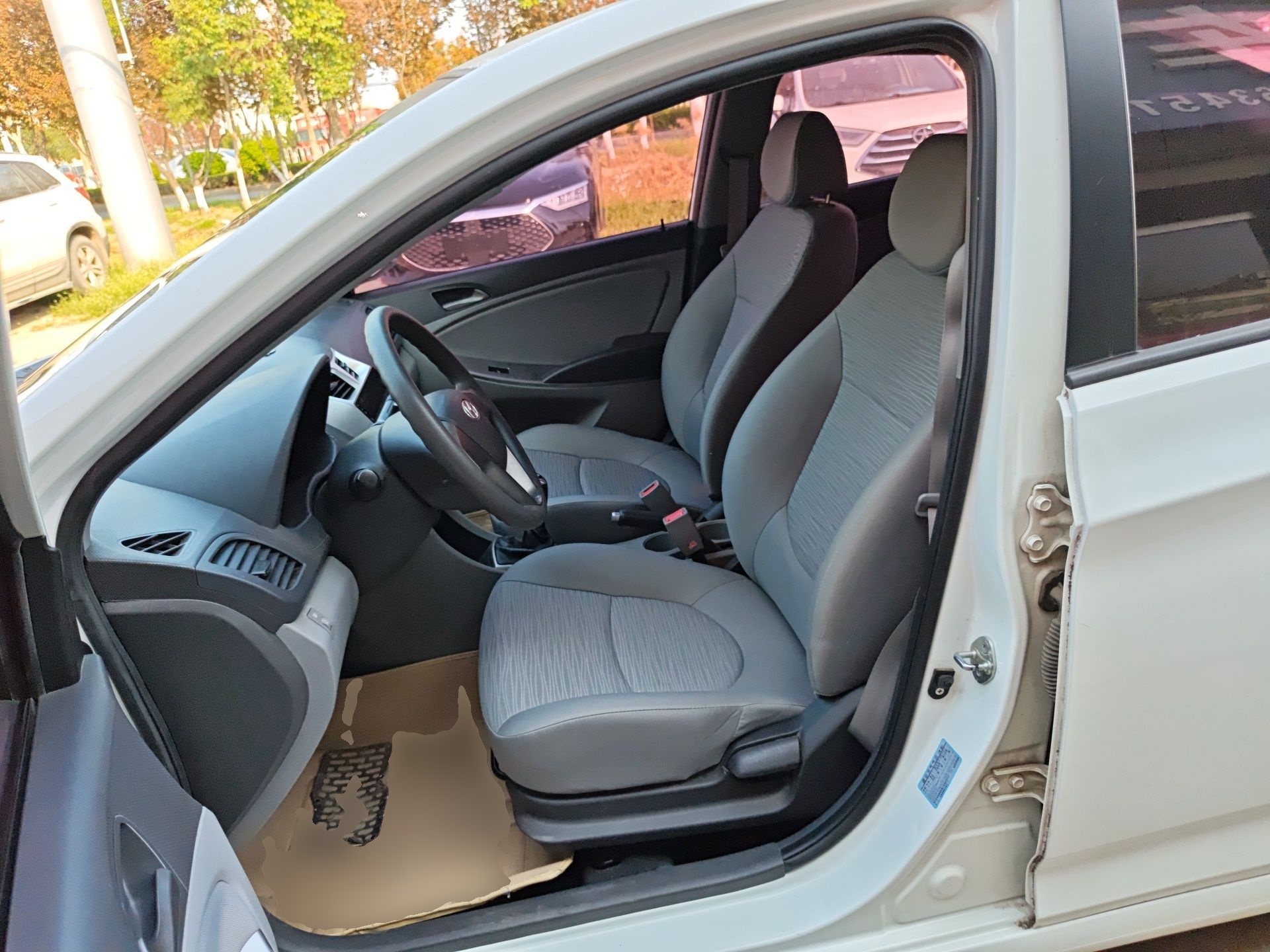 المقاعد الأمامية داخل السيارة