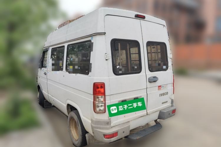 Used Iveco Daily 2020 2.5T A35 Passenger Van with Dual Tires Mid-Roof Design 5-9 Seater Side-Sliding Door China V Emission Standard