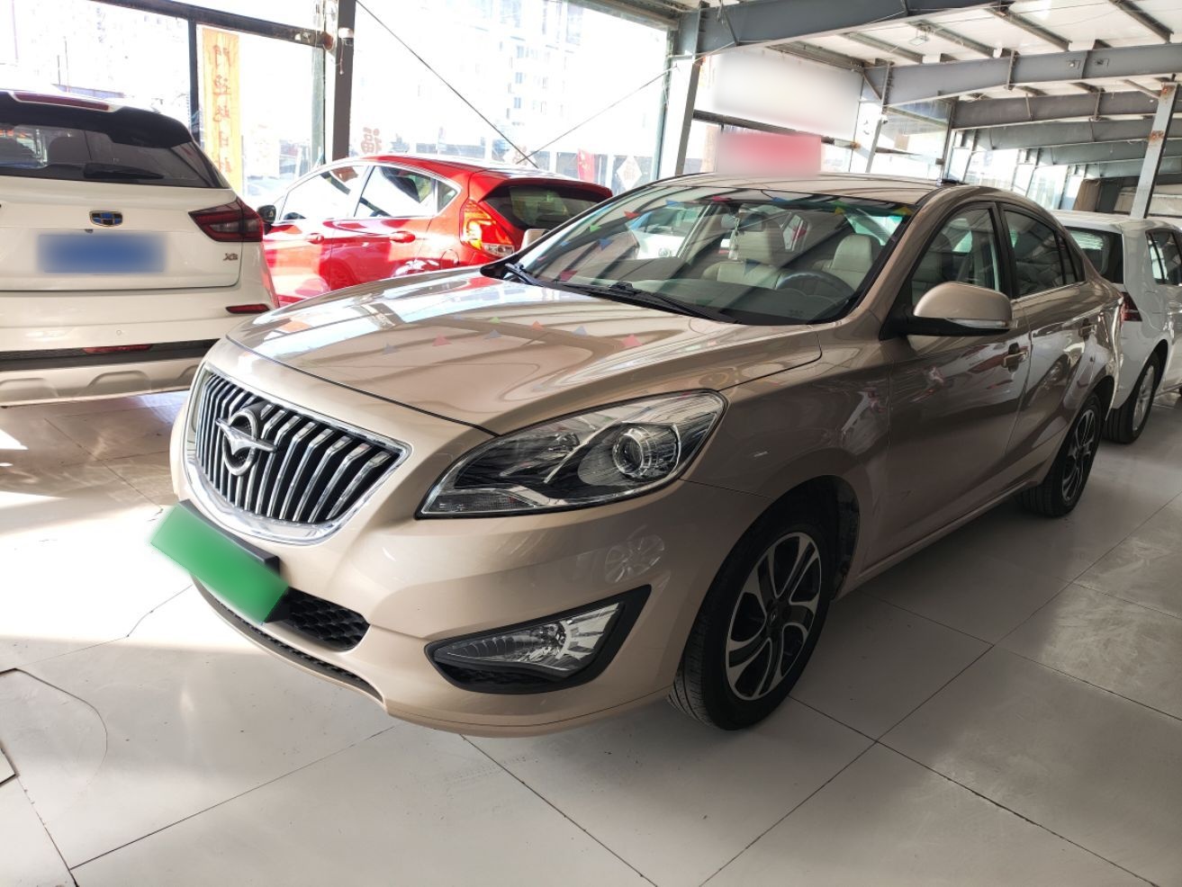 تحت مقدمة السيارة