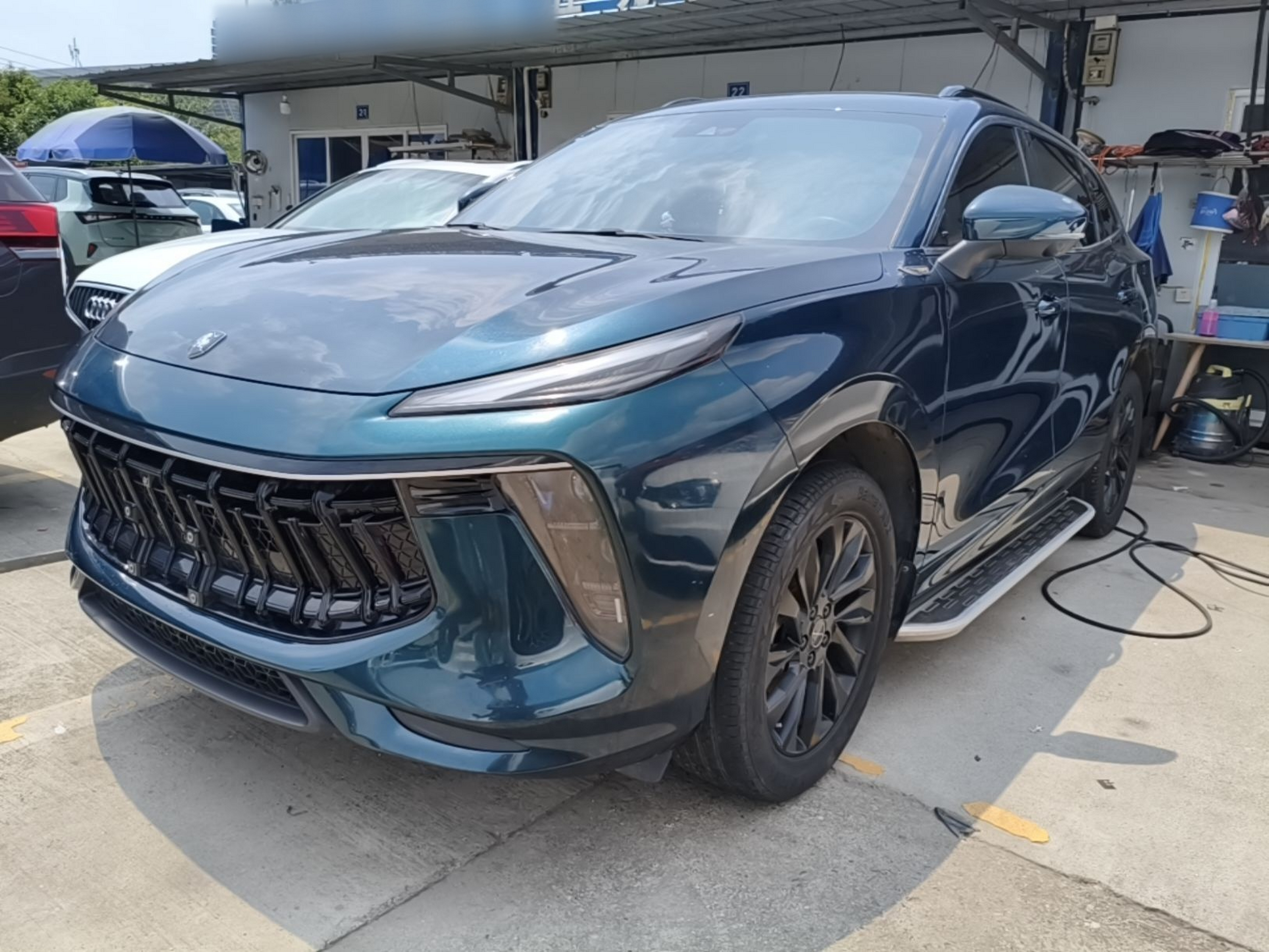 Под передней частью автомобиля