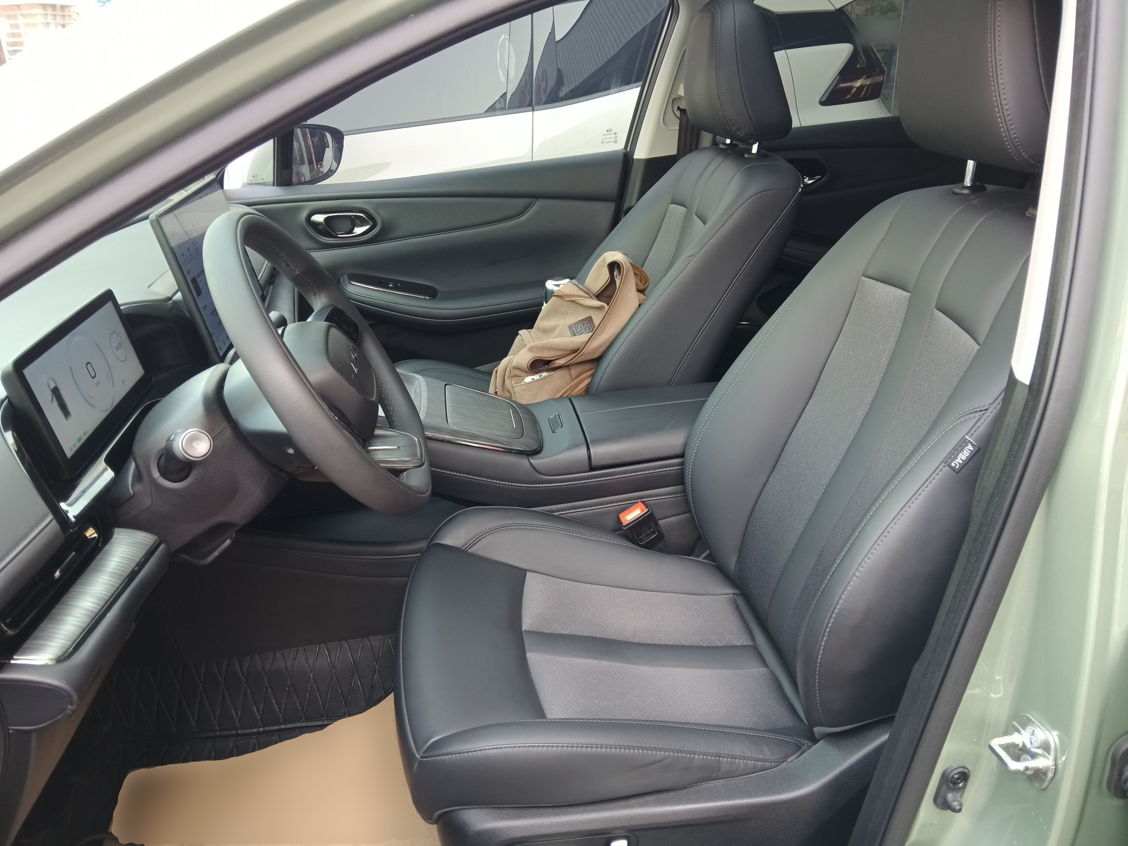 المقاعد الأمامية داخل السيارة