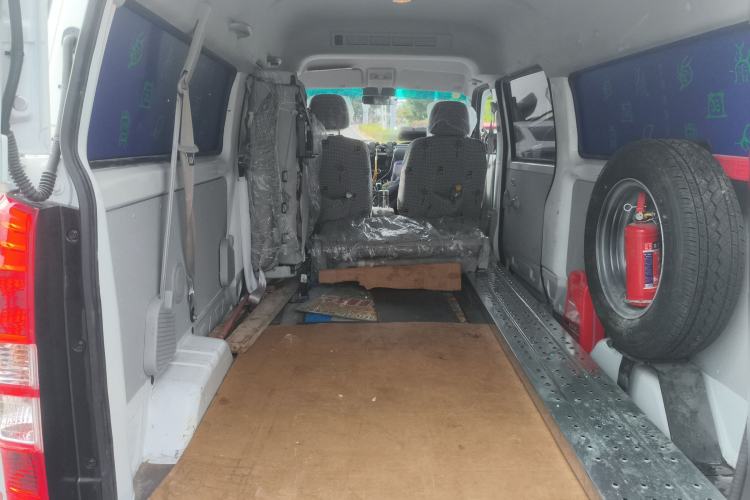 Used Jinbei New Hiace X30L CNG 2025 120L Champion Edition Bus with Central Air Conditioning 6/7 Seats