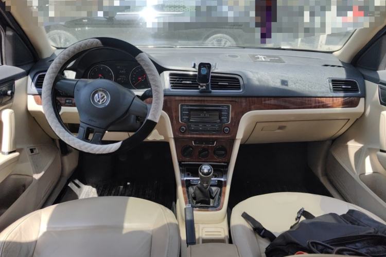 Used Volkswagen Lavida 2013 Restyled Classic 1.6L Manual Comfort Edition Center Console