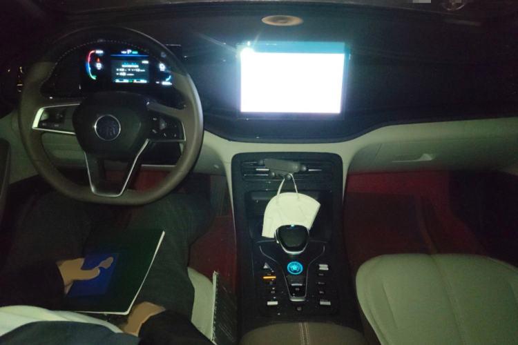 Used BYD Qin PLUS 2024 HONOR Edition DM-i 55KM Leading Model Center Console