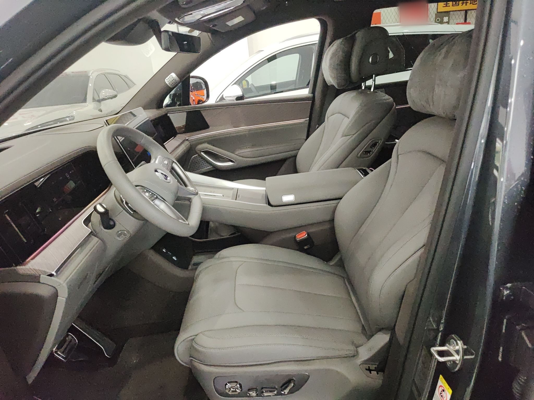 Переднее сиденье в автомобиле