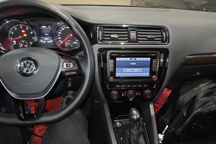 Used Volkswagen Sagitar 2015 230TSI Automatic Luxury Model
