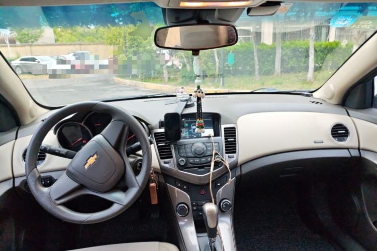 Used Chevrolet Cruze 2015 1.5L Classic SE AT Center Console