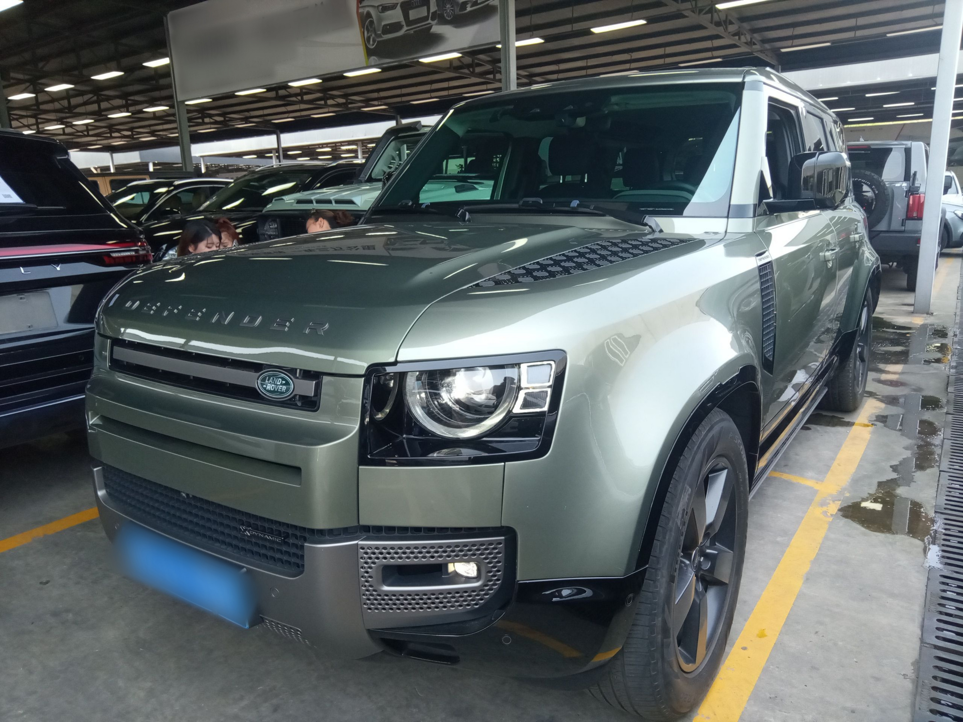 Под передней частью автомобиля