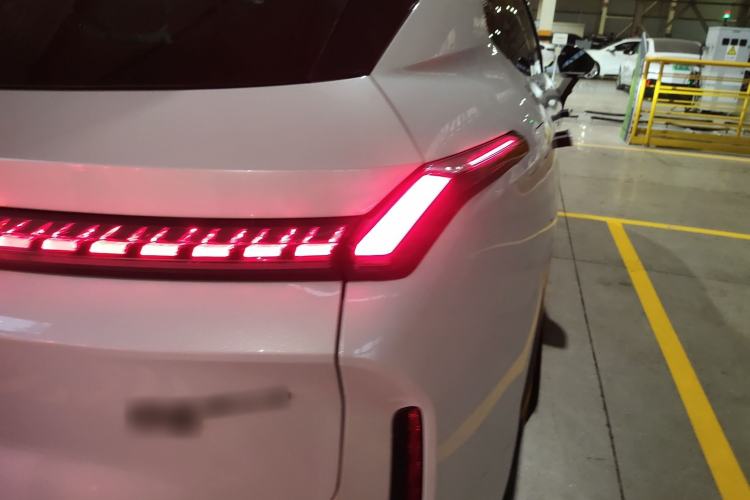 Used Lynk & Co 08 EM-P 2023 120km Long-Range Pro Exterior 3