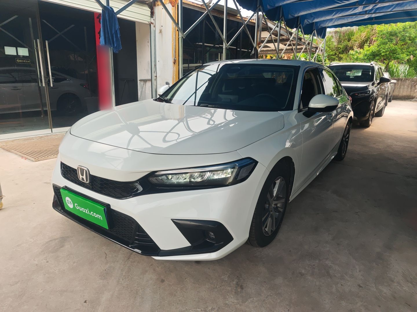 Под передней частью автомобиля