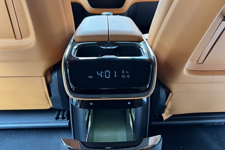 Used Geely Galaxy LEVC L380 2024 140-Degree 6-Seater All-Wheel-Drive Ultra