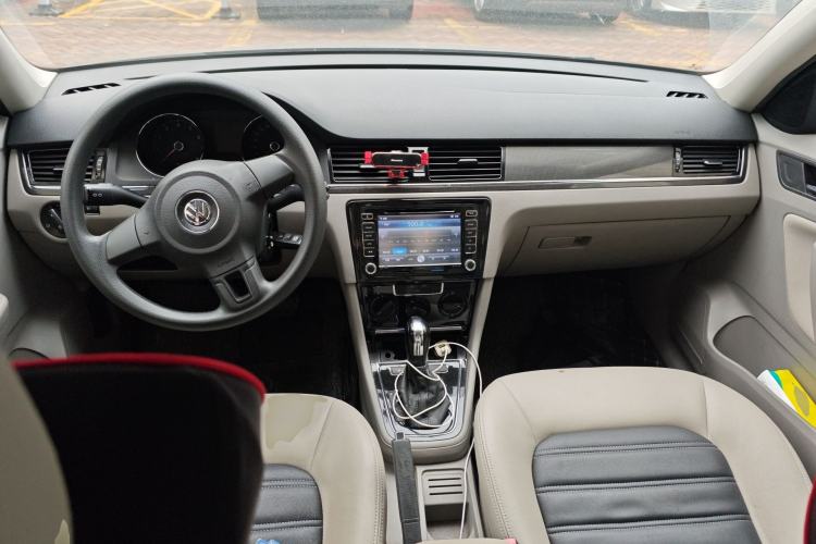 Used Volkswagen Bora 2013 1.6L Automatic Fashion Model Center Console