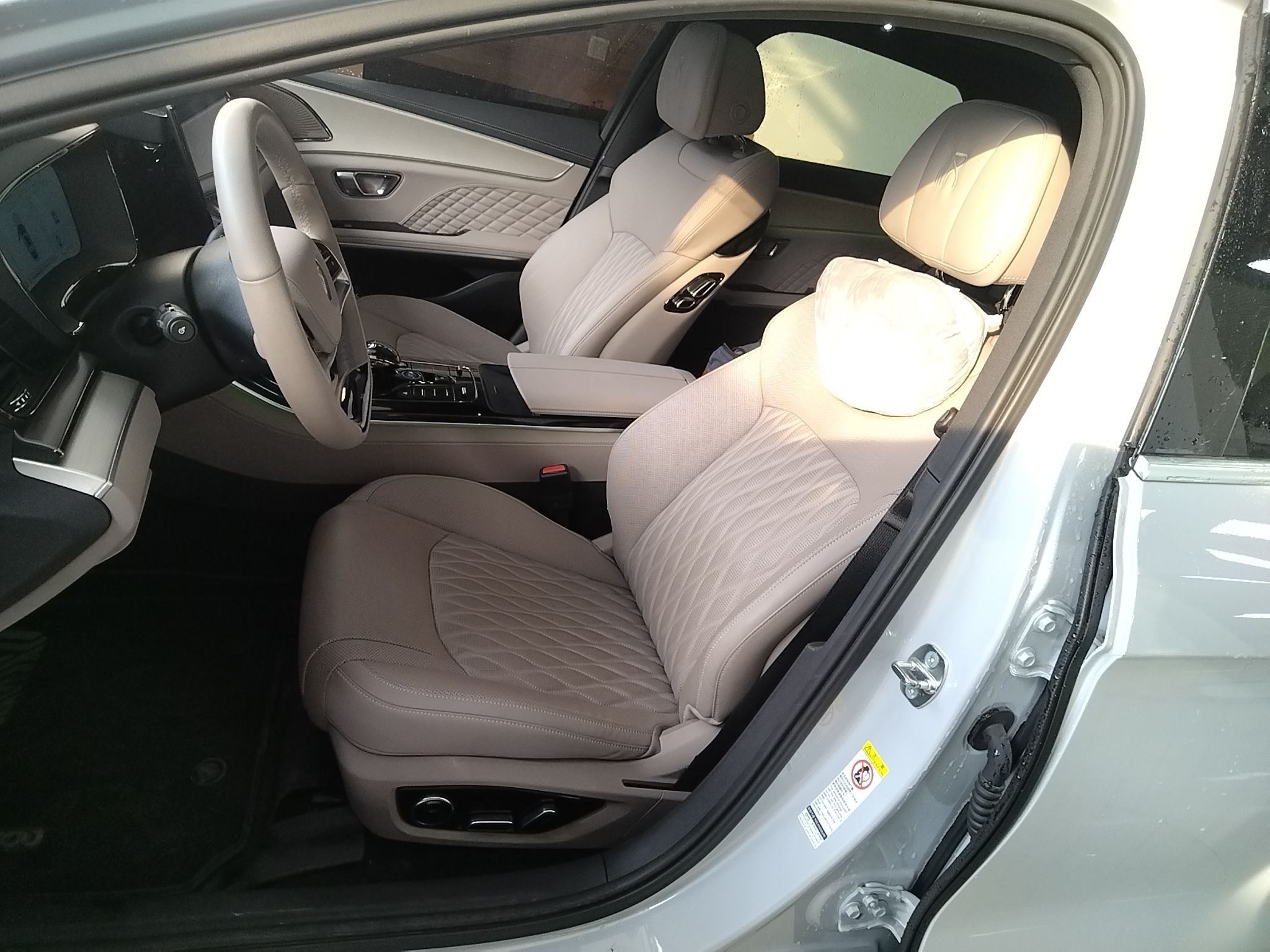 Переднее сиденье в автомобиле